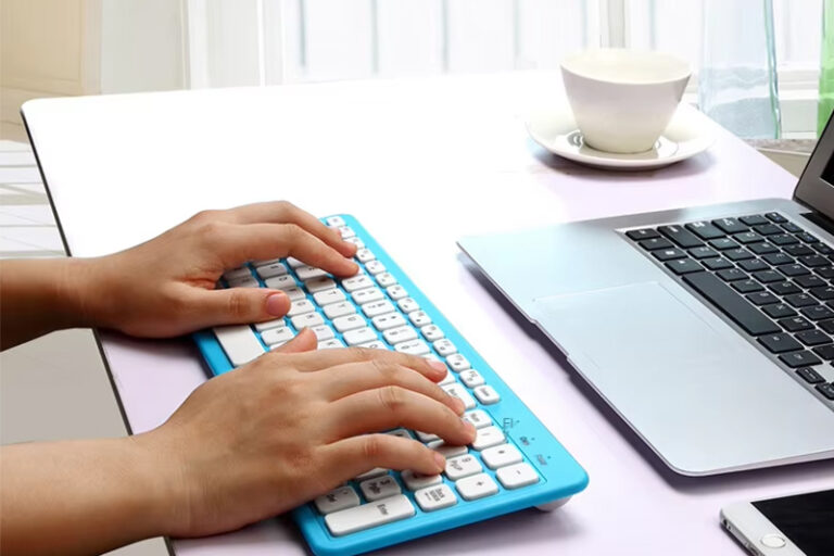 Portable 69-key wireless keyboard for PC